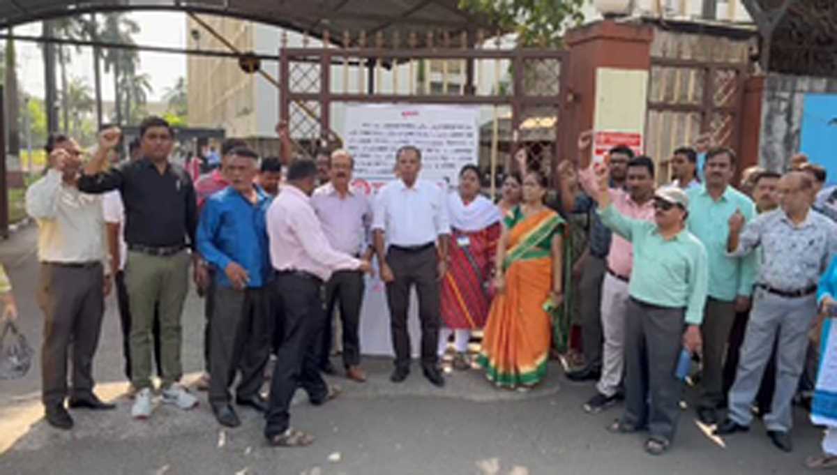 ओपीएस के लिए महाराष्ट्र सरकार के 17 लाख कर्मचारियों ने हड़ताल की, सेवाएं प्रभावित